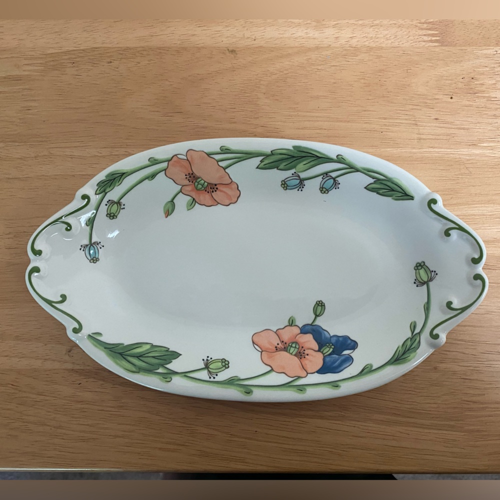 Villeroy & Boch Amapola Small Vintage Oval Serving dish.